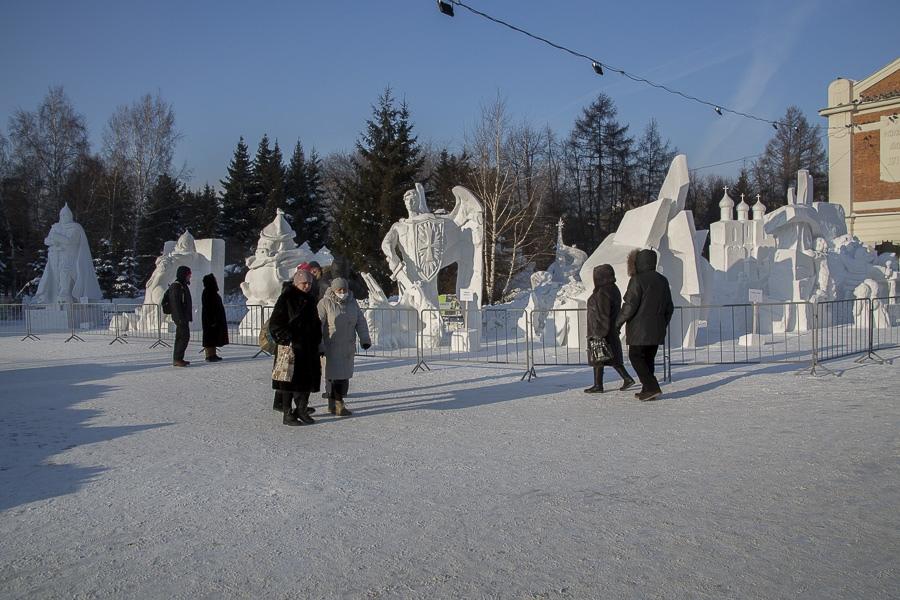Фото Белые великаны: в Новосибирске назвали победителя фестиваля снежных скульптур 14